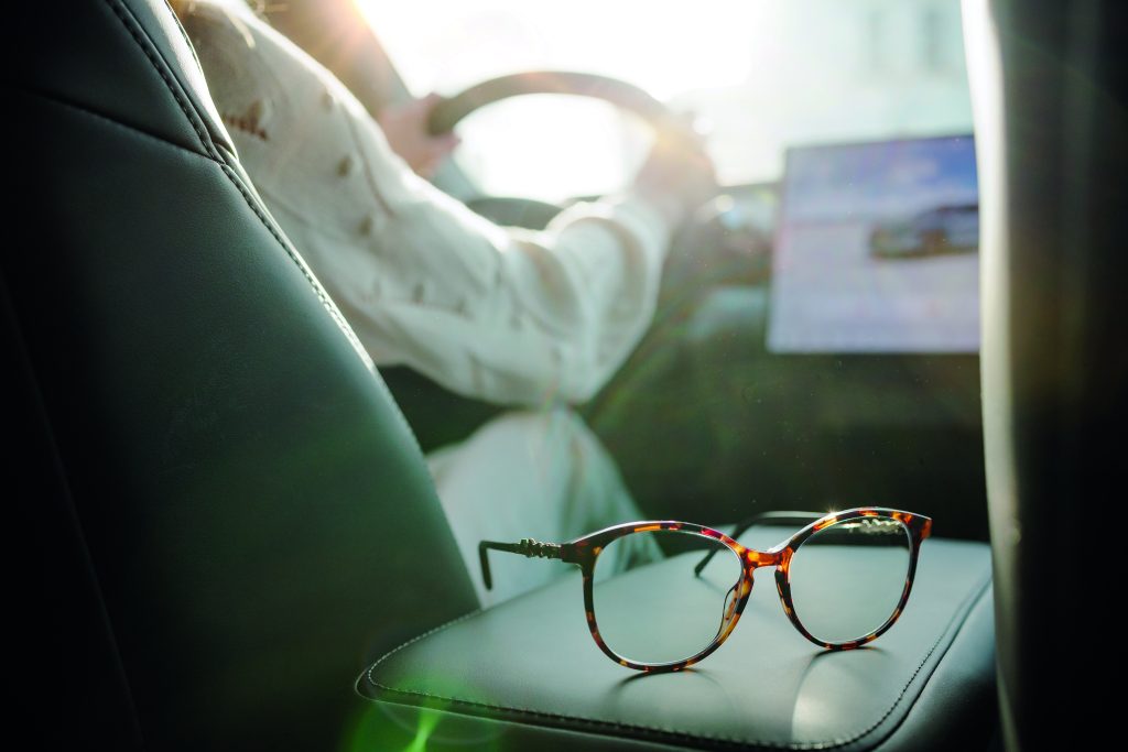tortoiseshell-eyeglasses-on-seat-in-sunlit-car-pe-2025-05-16-05-09-34-utc-1024x683 Yola net bak, güvenle sür: gözlük seçiminin trafikteki rolü