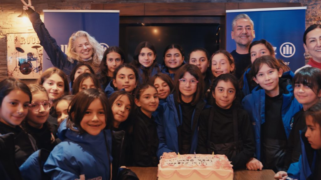 1778137409_belgesel_foto__raf_1-1024x576 Hayalleri dağları aşan Palandökenli kız çocuklarının hikâyesi belgesel oldu