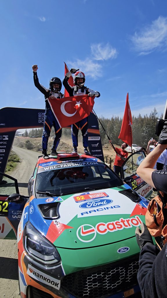 1789325083_T__rk_Motor_Sporlar__nda_Tarihi_Zafer__Castrol_Ford_Team_T__rkiye_Pilotu_Ali_T__rkkan_D__nya___ampiyonu___1_-576x1024 Türk Motor Sporlarında Tarihi Zafer: Castrol Ford Team Türkiye Pilotu Ali Türkkan Dünya Şampiyonu